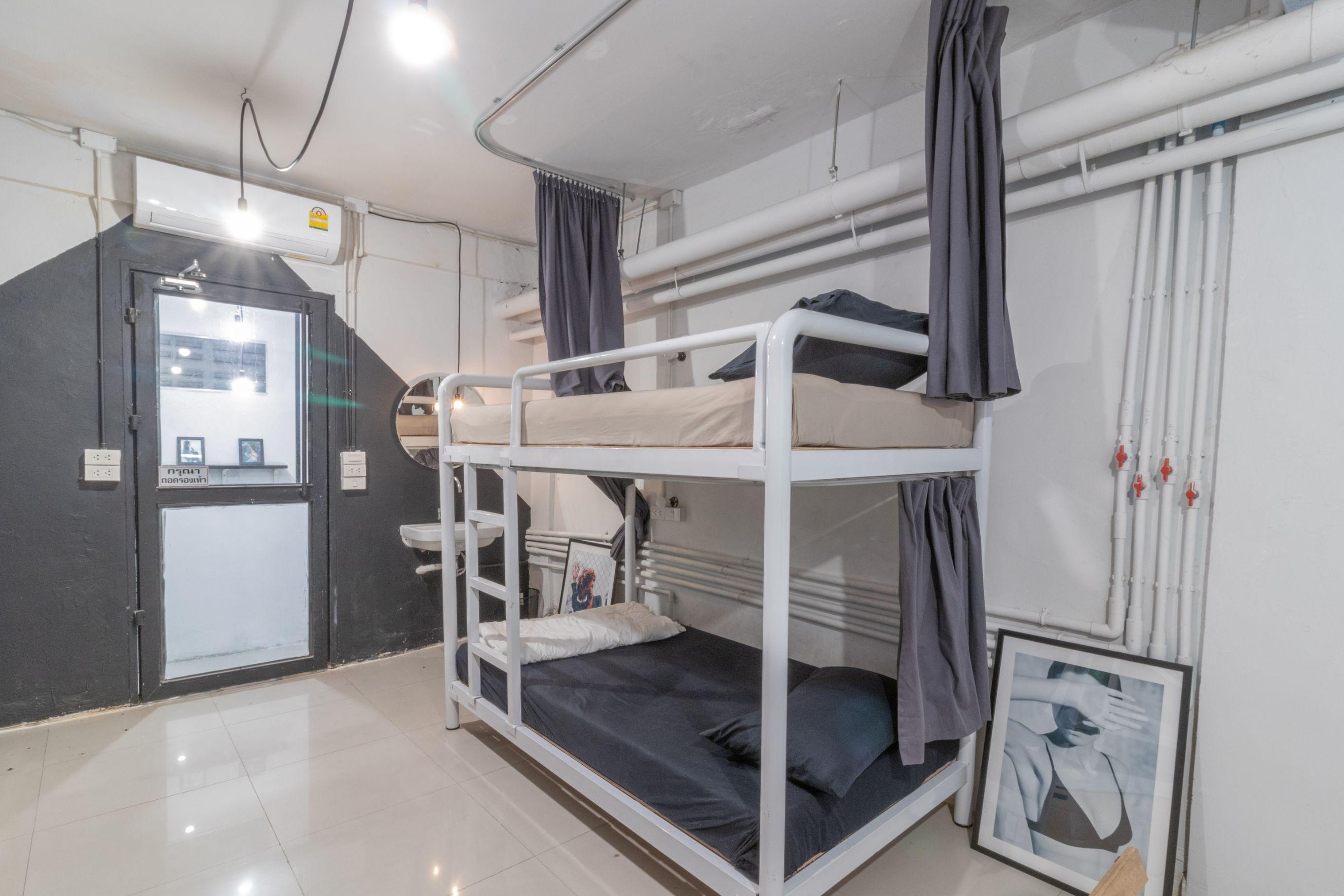 Beige Poshtels + Netflix Hostel Bangkok Buitenkant foto