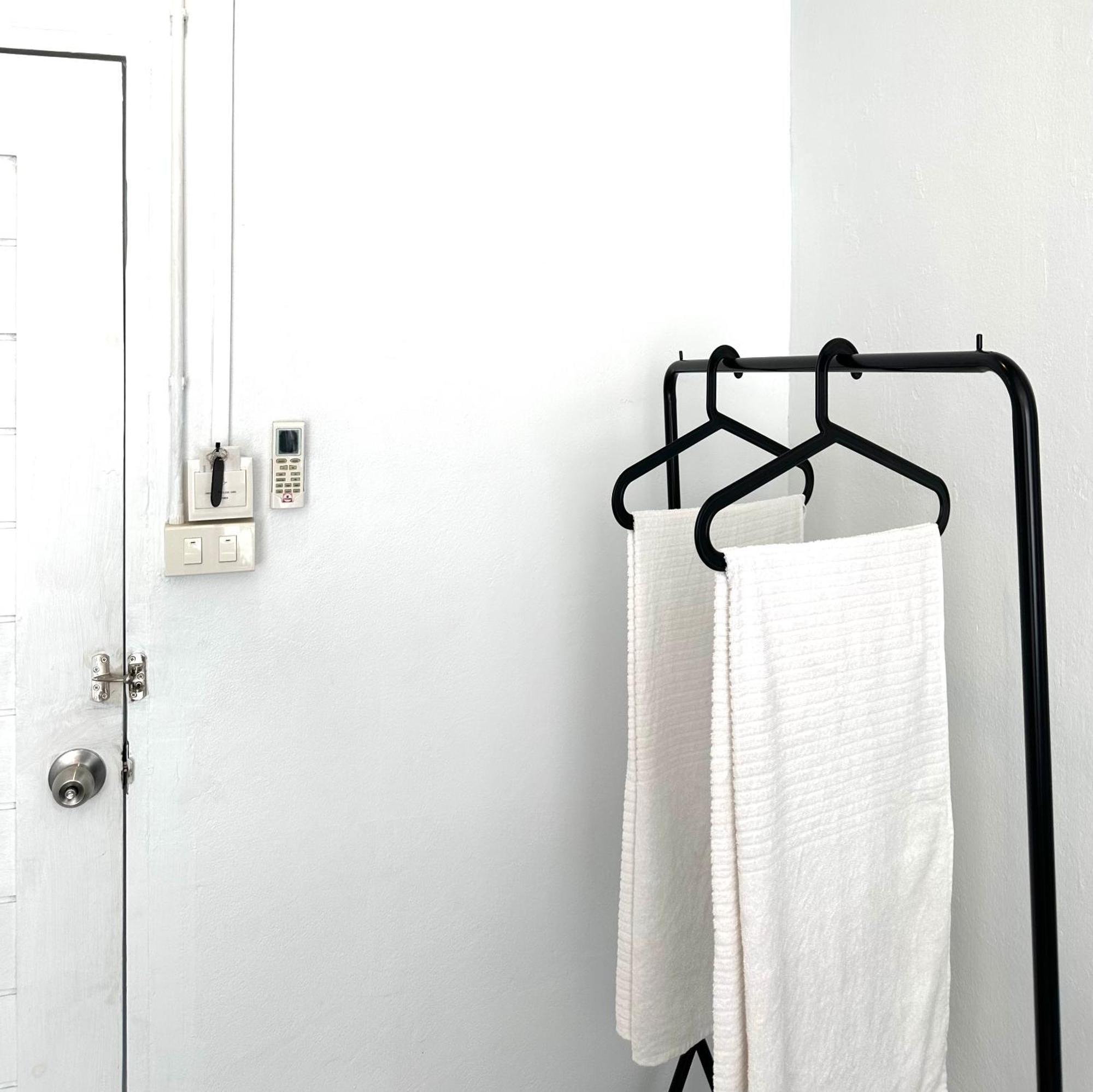 Beige Poshtels + Netflix Hostel Bangkok Buitenkant foto